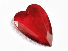 Corazón acrílico facetado rojo x 527 gr